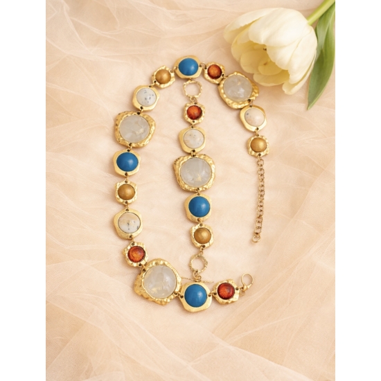 Elegancki komplet biżuterii w złotym odcieniu z dekoracyjnymi kamieniami – naszyjnik i bransoletka.